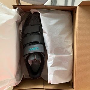 Never worn Giro women’s cycling shoe
